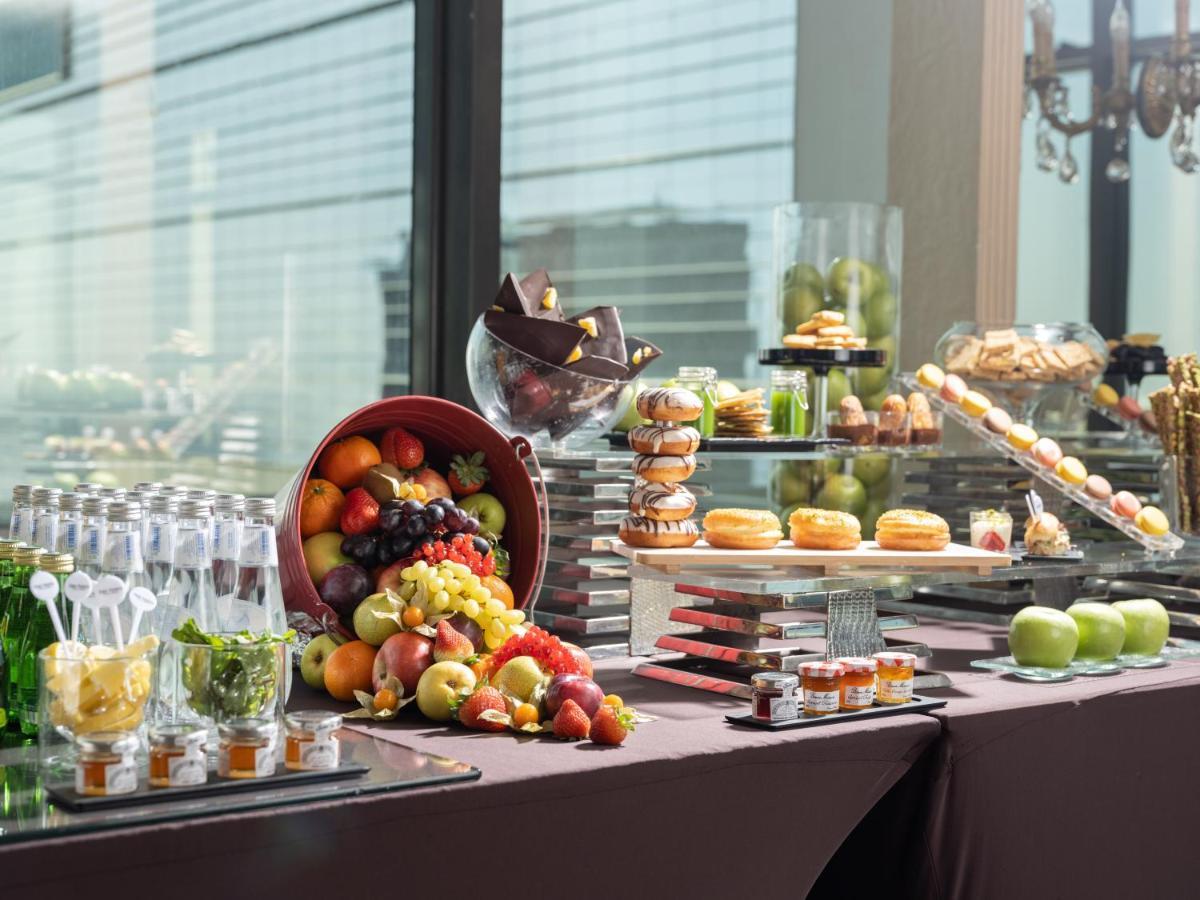The Venue Jeddah Corniche Ξενοδοχείο Εξωτερικό φωτογραφία A buffet at a hotel