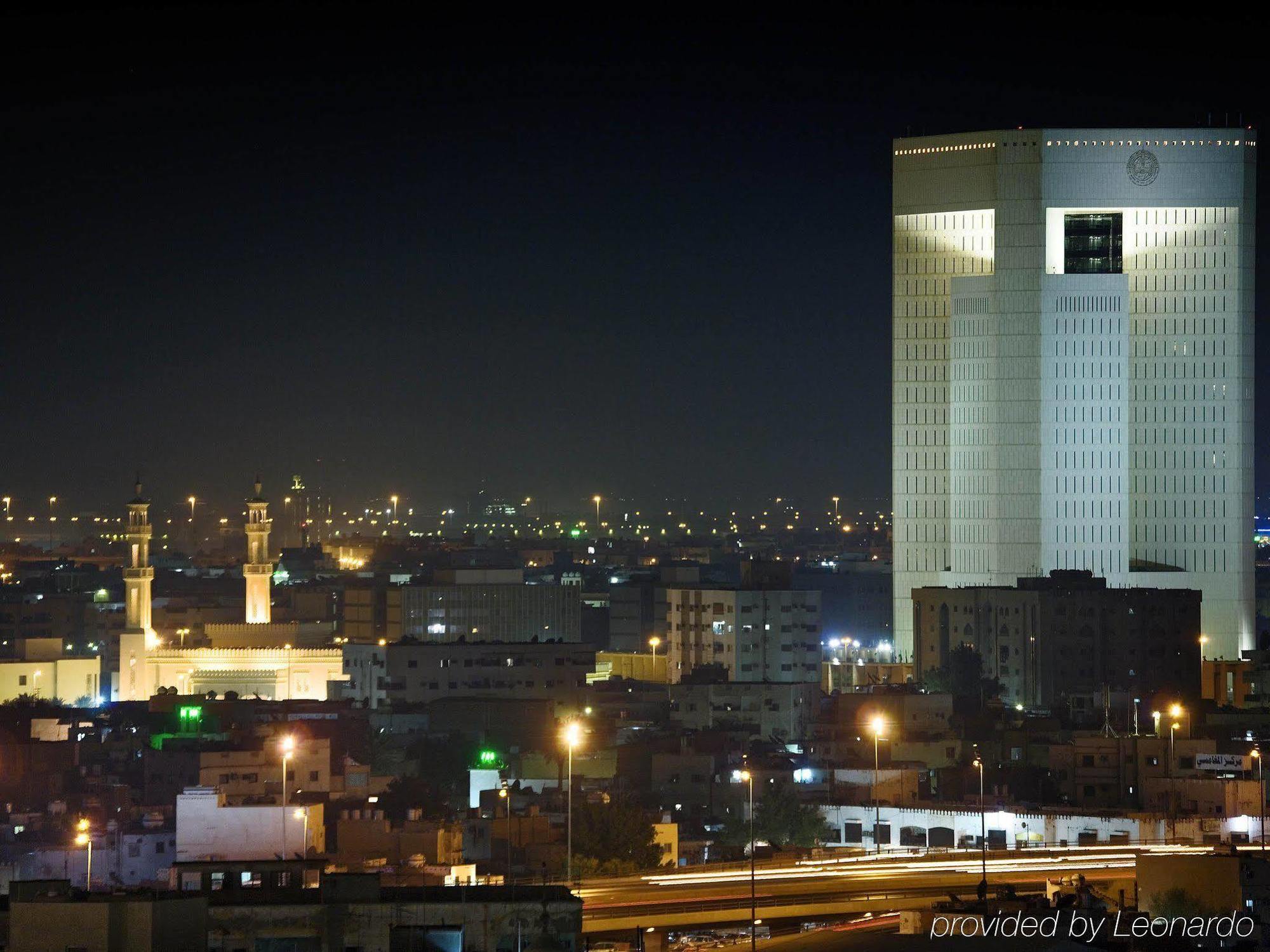 The Venue Jeddah Corniche Ξενοδοχείο Εξωτερικό φωτογραφία The Grand Mosque at night